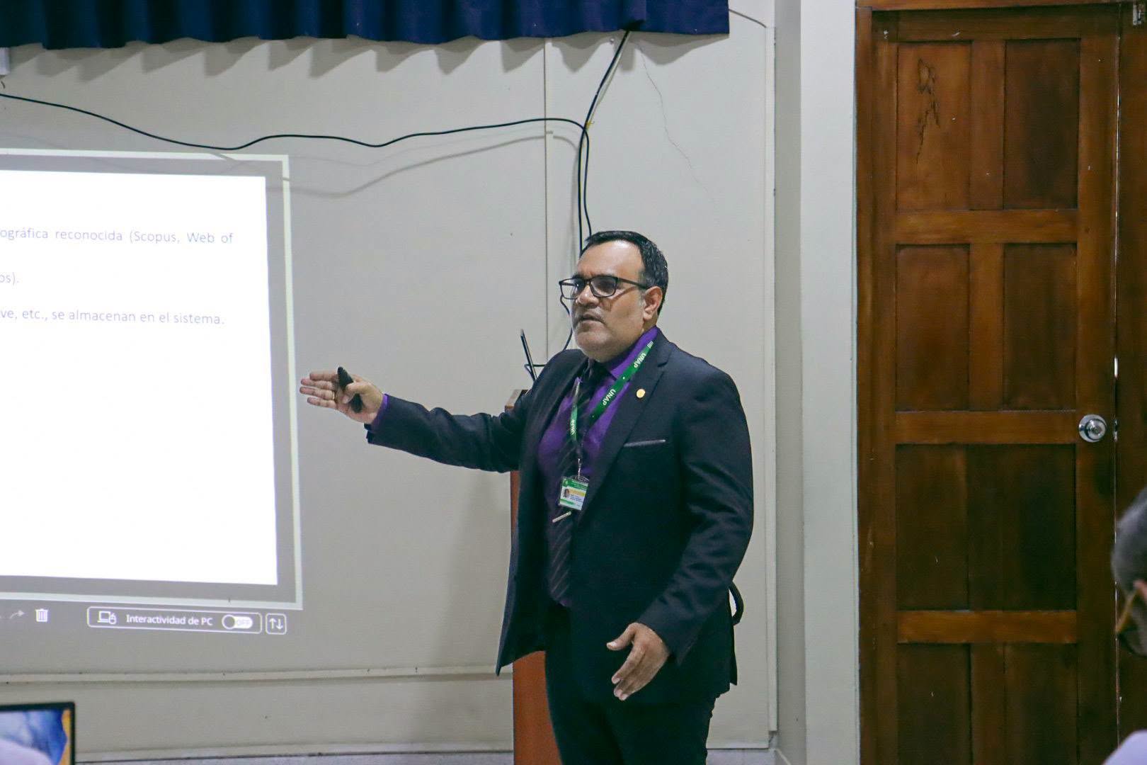 Facultad de Odontología fortalece las capacidades en investigación con taller sobre bases de datos bibliográficas